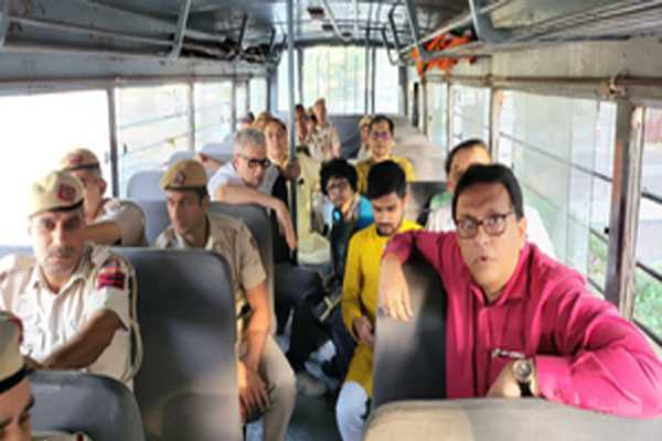 तृणमूल के नेताओं ने निर्वाचन सदन के बाहर दिया धरना, पुलिस ने हिरासत में लिया